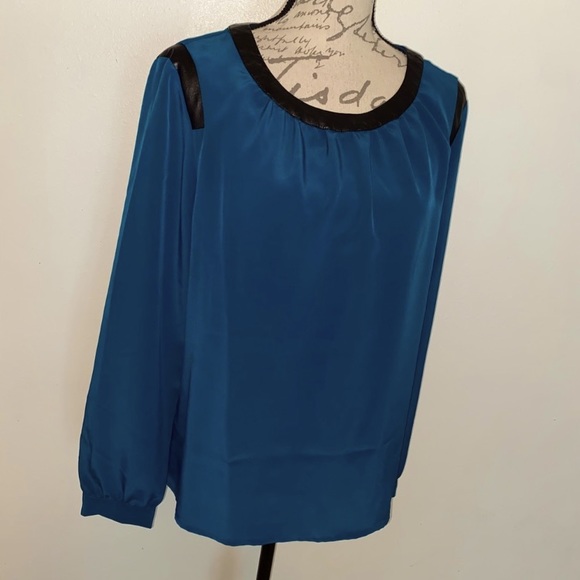 ▪️Antonio Melani Leather Trim Accent Top▪️ - Picture 2 of 11